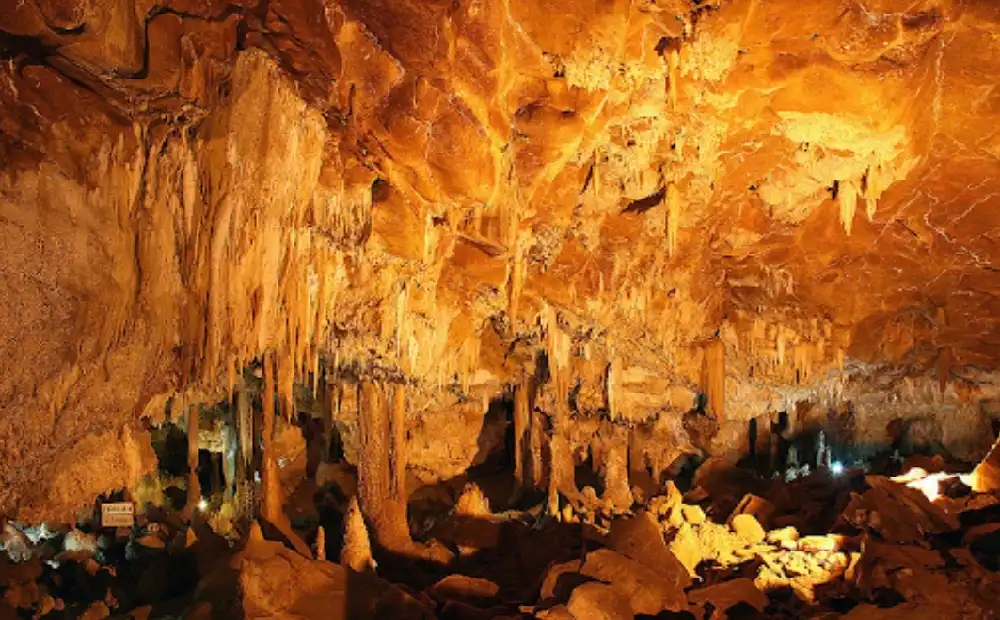 غار آویشو گیلان
